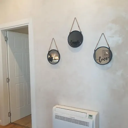 Stylish Two Bedroom House With Private Pool 빌라 티라나