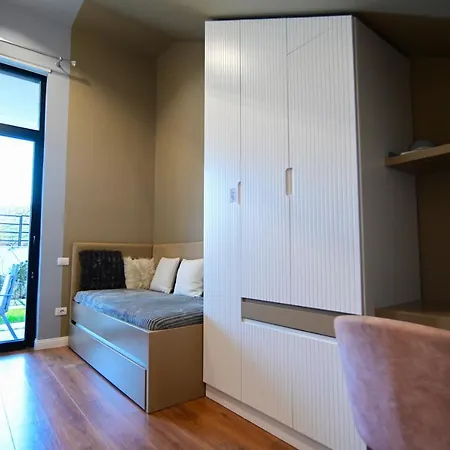 Stylish Two Bedroom House With Private Pool 地拉那