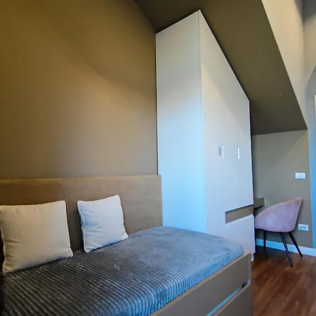 Stylish Two Bedroom House With Private Pool 티라나