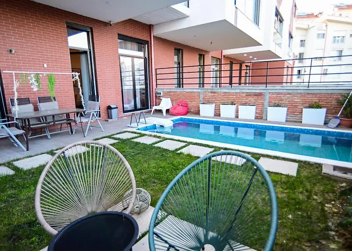 Stylish Two Bedroom House With Private Pool *